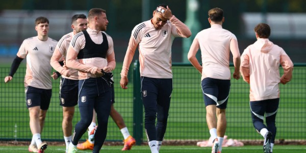 英超球队阿斯顿维拉训练备战欧联杯